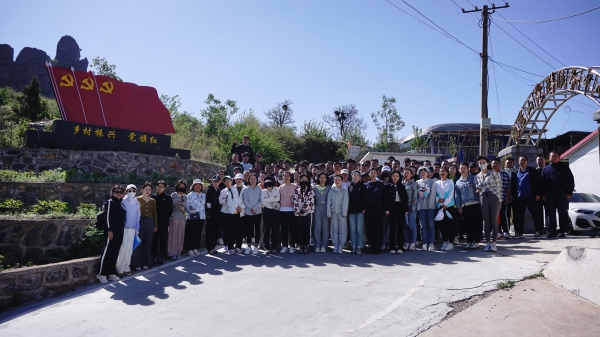 集团kaiyun开云（中国）组织全体员工登鸡冠山